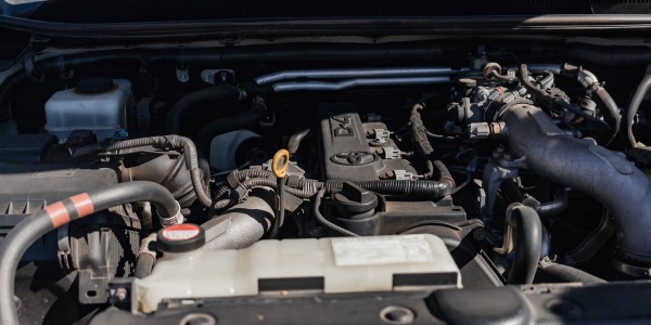 Auto ciężko odpala na ciepłym silniku? Z czego wynika problem z odpaleniem?