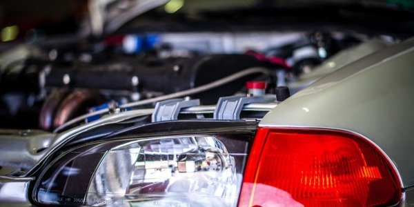 Benzyna ciężko odpala na ciepłym silniku: co to oznacza?