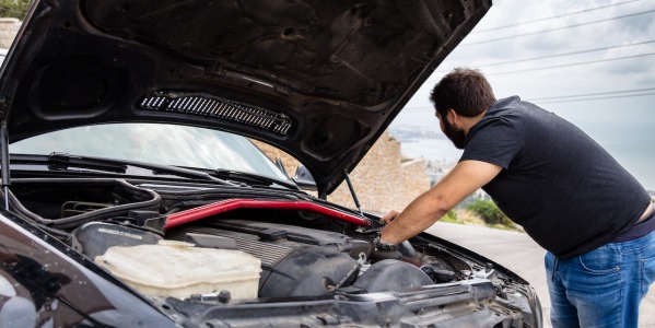 Auto nie odpala, jak jest ciepło – co jest problemem?