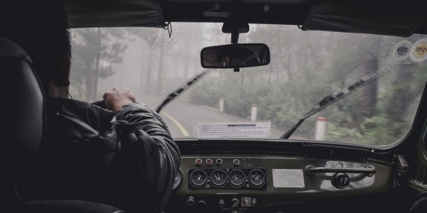 Auto nie odpala po deszczu, czyli negatywne działanie wilgoci pod maską