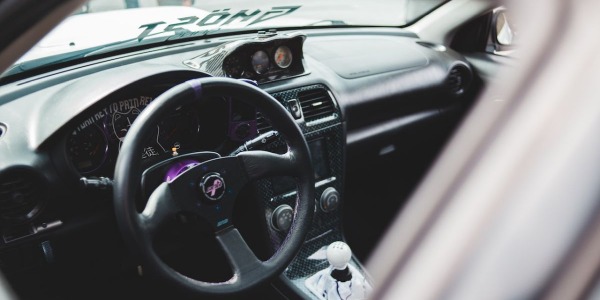 Wysokie obroty po odpaleniu zimnego silnika – czy jest się czym martwić?