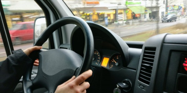 Co zrobić, gdy zapala się czerwona kontrolka akumulatora podczas jazdy?