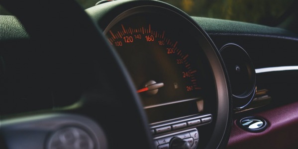 Świecąca kontrolka akumulatora przed i przy odpaleniu: co to oznacza?