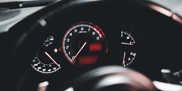 Nagły spadek mocy silnika podczas jazdy – czy jest się czego obawiać?
