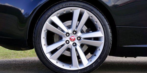 Wymiana tarcz hamulcowych – kiedy ją przeprowadzić? Co ile kilometrów warto rozważyć kupno nowych części?