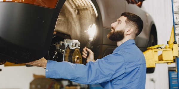 Jak sprawdzić, czy tarcze hamulcowe są do wymiany? 