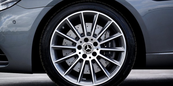 Osłona tarczy hamulcowej – jaka właściwie jest jej rola i po czym poznać, że uległa zużyciu?