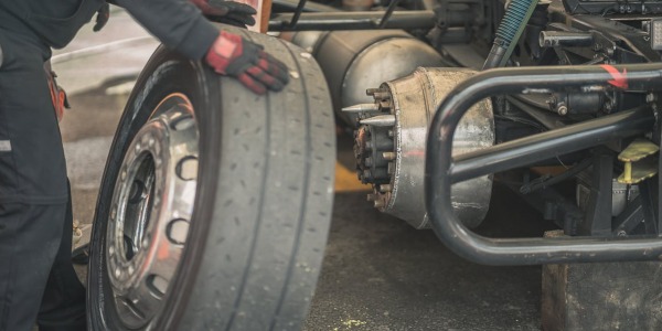 Kiedy wymienić łącznik stabilizatora? Objawy zużycia i konsekwencje opóźnień