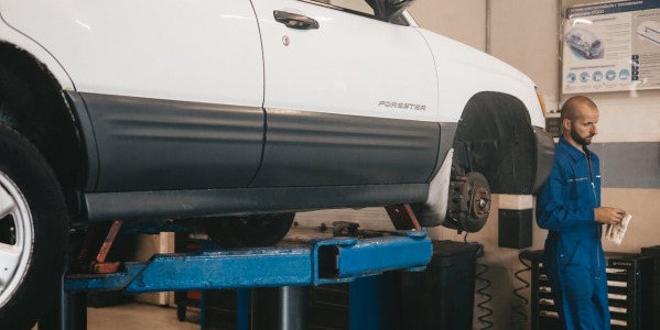 Ile kosztuje konserwacja podwozia w profesjonalnym warsztacie i w domowym garażu? Sprawdzamy koszty