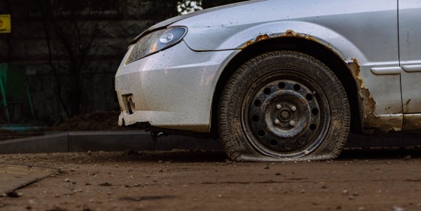 Czym jest zgnite podwozie? Co każdy kierowca powinien wiedzieć?