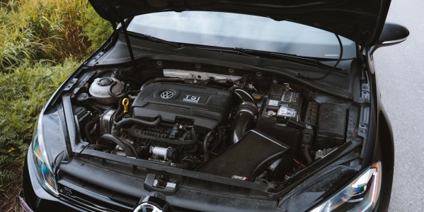 Jak przeprowadzić dokładny pomiar ciśnienia sprężania w silniku diesla oraz jak analizować i wykorzystywać uzyskane dane?