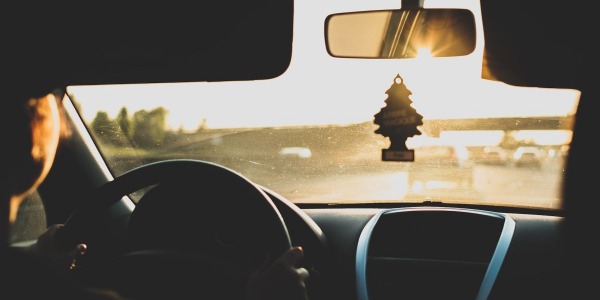 Zapachy samochodowe – poznaj najpopularniejsze rodzaje odświeżaczy do auta