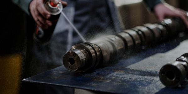 Jak zrobić płukankę silnika? Poradnik dla ciekawych, ale ostrożnych