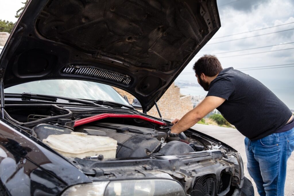 Auto nie odpala, jak jest ciepło – co jest problemem?