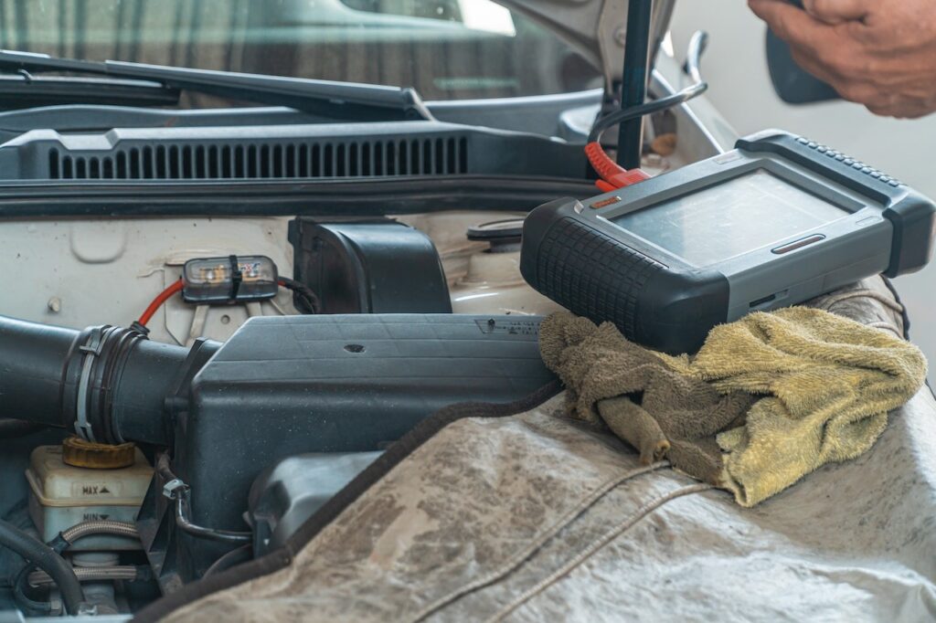 Auto nie odpala po odwrotnym podłączeniu przewodów – gdzie szukać usterki?