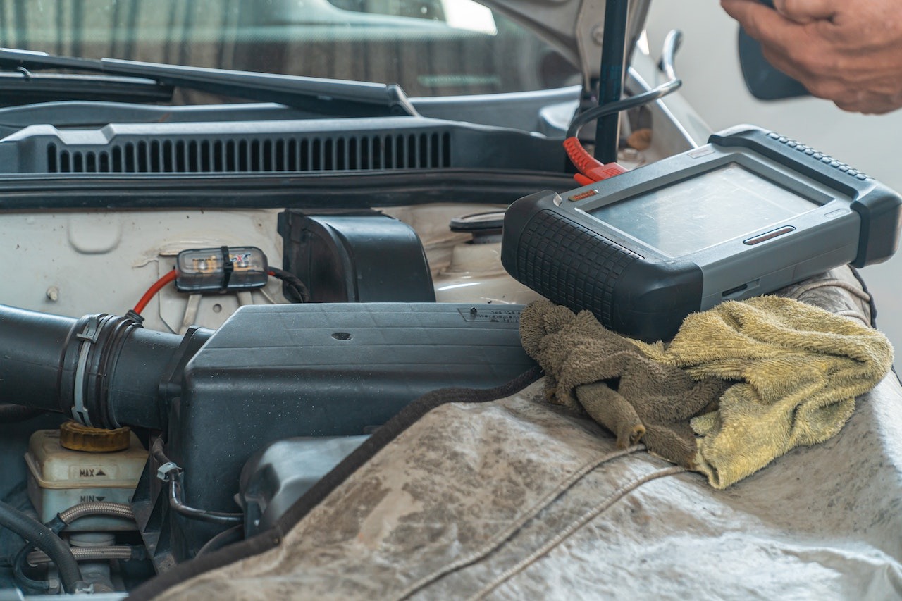 Auto nie odpala po odwrotnym podłączeniu przewodów – gdzie szukać usterki?