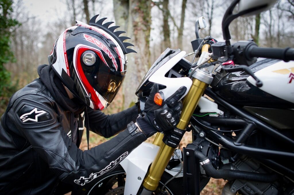 Jak dobrać kask motocyklowy? Najważniejsze zasady doboru