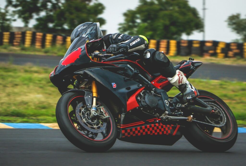 Oleje motocyklowe w pigułce: charakterystyka, skład, klasa lepkości i nie tylko